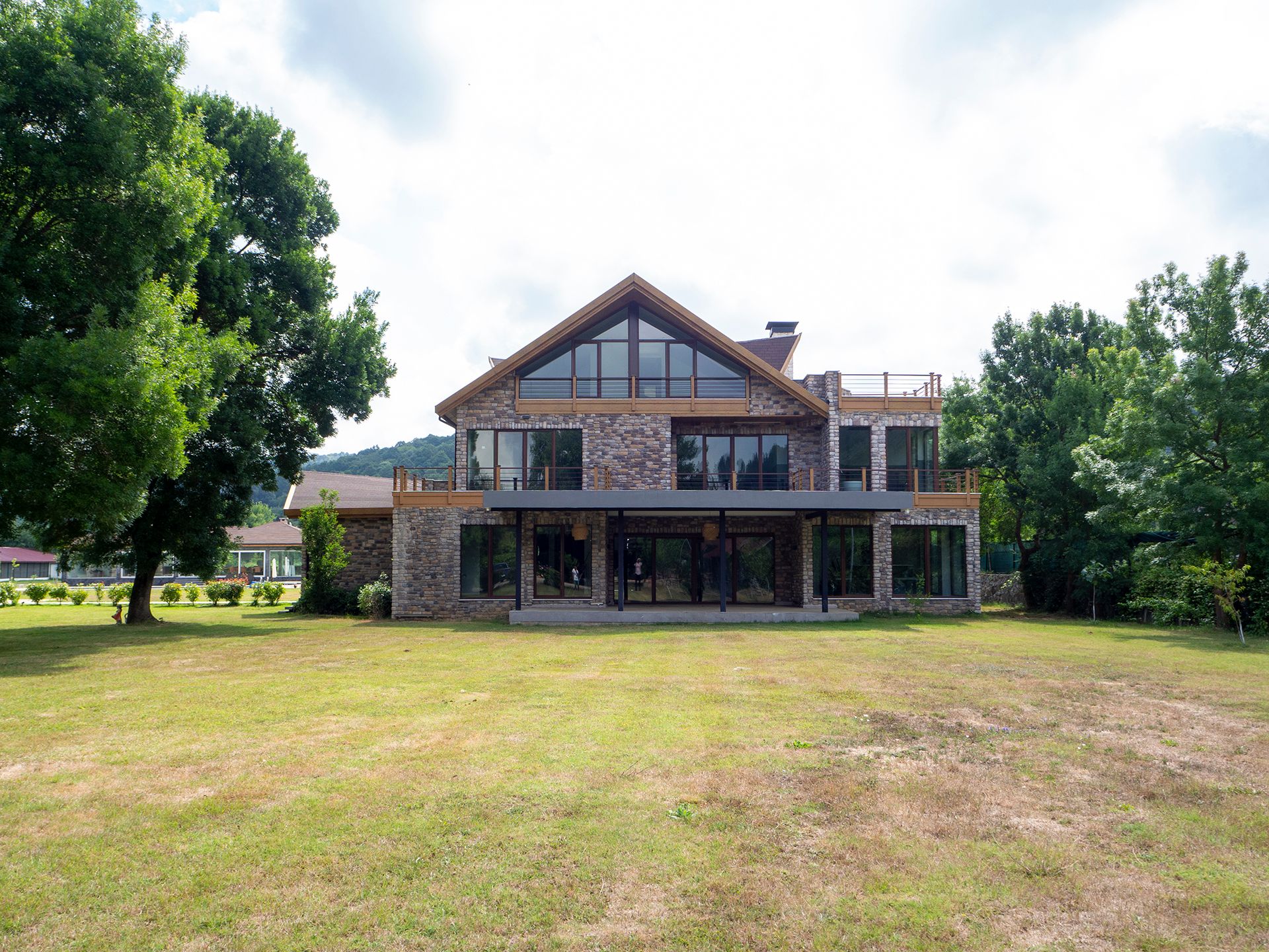 Geniş Arazi İçerisinde Modern Villa